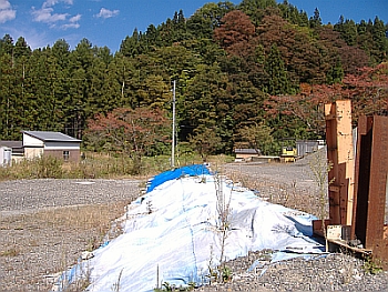 白馬村天然記念物，神城断層（城山の西側，共和工業（株）の敷地内）