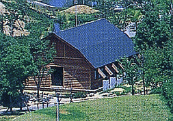滋賀県 守山市ほたるの森資料館の建物の遠景を示す。