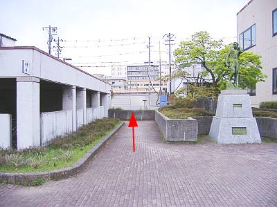 岡谷市保健センター裏の西側，断層崖が坂道となっている。