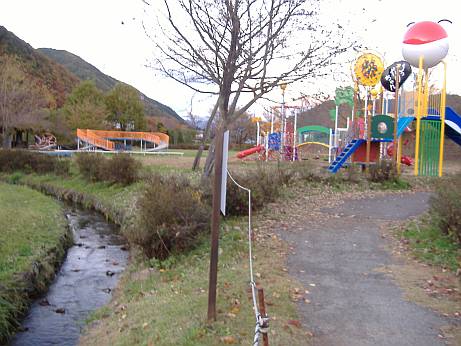 辰野町松尾峡ほたる童謡公園の金属遊具は,大金を投入し緑地を潰して建設された。